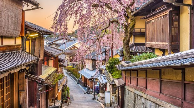 Kyoto, Japan springtime at the historic Higashiyama distirct.