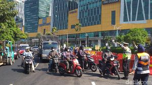 Jalan di Surabaya Masih Disekat Saat PPKM Diperpanjang