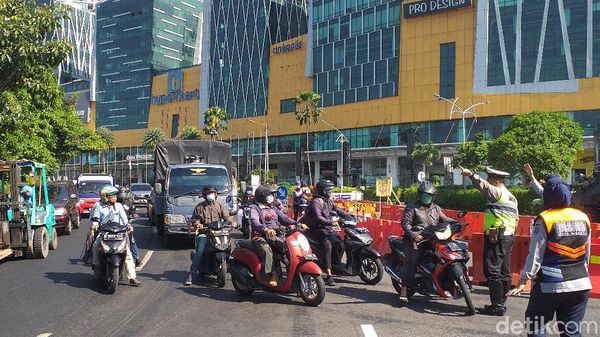 Jalan di Surabaya Masih Disekat Saat PPKM Diperpanjang