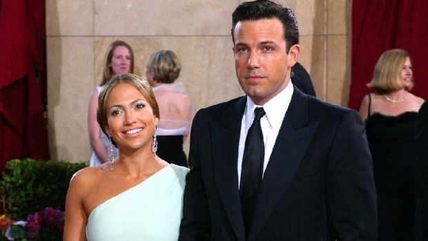 Jennifer Lopez dan Ben Affleck Actress/singer Jennifer Lopez (L) and boyfriend actor Ben Affleck (R) pose for photographers at the arrivals of the 75th Academy Awards in Hollywood CA, 23 March 2003. AFP PHOTO/JOHN MABANGLO (Photo by JOHN G. MABANGLO / AFP)