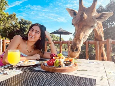 Gaya Seksi Jessica Iskandar Sarapan Bareng Jerapah dan Makan Gelato