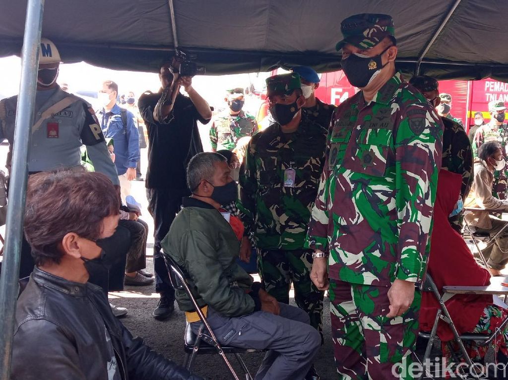 Perangi Corona, TNI AU Gelar Serbuan Vaksinasi di Lanud Husein Sastranegara