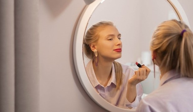 Lipstick dengan formulasi transferproof anti nempel ke benda lain dan sangat tahan lama/Pexels.com/ Artem Podrez