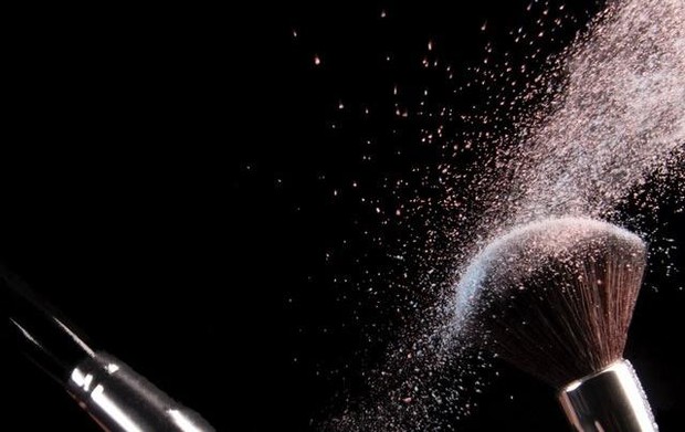 Loose powder membantu manahan minyak di wajah/Pexels.com/ Marcelo Moreira