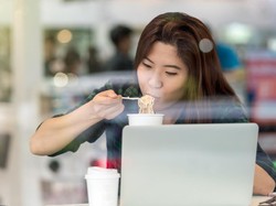 Makan di Warung Maksimal 20 Menit? Santai, Ini Risikonya Kalau Buru-buru