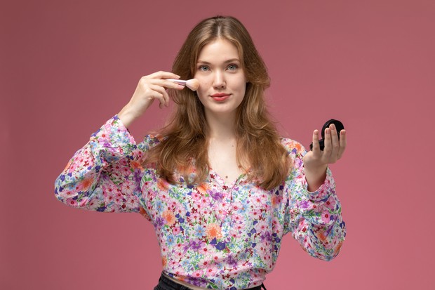 Makeup natural dan tahan lama/ sumber: freepik.com/ KamranAydinov Makeup natural dan tahan lama