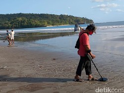 Aksi Pemburu Harta Karun Berbekal Metal Detector di Pantai Pangandaran