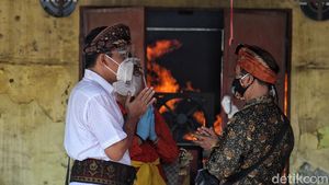 Melihat Proses Kremasi Jenazah COVID-19 di Jakarta Utara