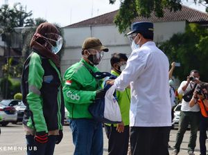 Menhub Bagikan Sembako ke Driver Ojol hingga Angkot di Bogor