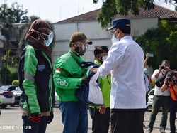 Menhub Bagikan Sembako ke Driver Ojol hingga Angkot di Bogor