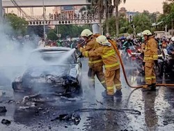 7 Cara Mencegah Mobil Terbakar Tiba-tiba di Jalan