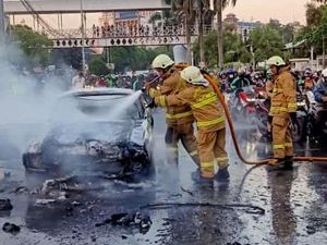 7 Cara Mencegah Mobil Terbakar Tiba-tiba di Jalan 7 Cara Mencegah Mobil Terbakar Tiba-tiba di Jalan