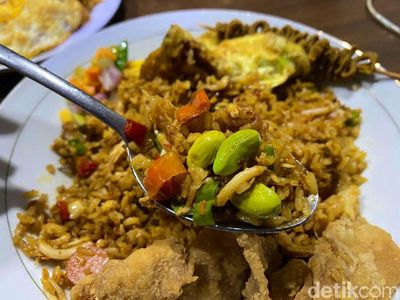 Makan Kenyang Nasi Goreng Teri Pete dan Kulit Ayam Goreng Crispy Enak