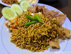 HUT RI ke-76, Warung Ini Jual Nasi Goreng dan Mie Tek Tek Rp 1.700!