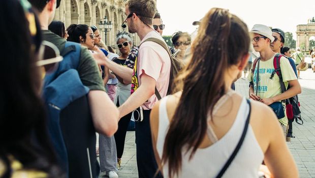 Pemandu wisata adalah profesi yang bisa membuat seseorang bisa pergi ke banyak tempat.