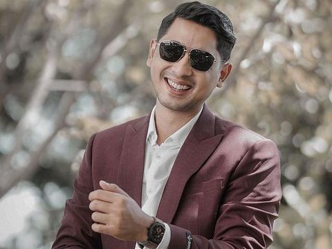 Arya Saloka tengah naik daun setelah membintangi sinetron 'Ikatan Cinta'. Yuk kita intip pesonanya!