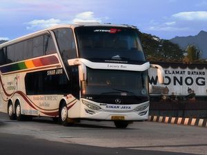 Sinar Jaya Tak Masalah Disebut Bus Keong, yang Penting Penumpang Selamat Sinar Jaya Tak Masalah Disebut Bus Keong, yang Penting Penumpang Selamat