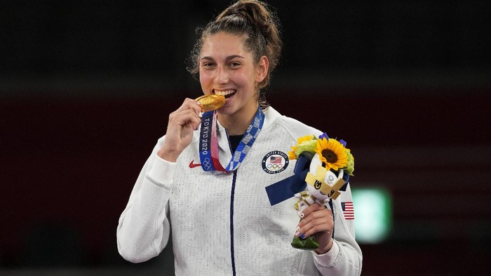 Menguak Tradisi Atlet Olimpiade Gigit Medali. (AP)