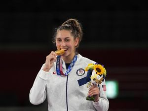 Menguak Tradisi Atlet Olimpiade Gigit Medali Menguak Tradisi Atlet Olimpiade Gigit Medali