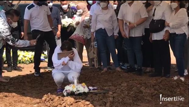 Henny Manopo ibunda Amanda Manopo meninggal dunia pada minggu (25/7). Yuk kita intip proses pemakamannya!
