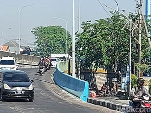 Bundaran Waru Macet, Banyak Motor Nekat Lawan Arah Masuk Jalan Tol Bundaran Waru Macet, Banyak Motor Nekat Lawan Arah Masuk Jalan Tol