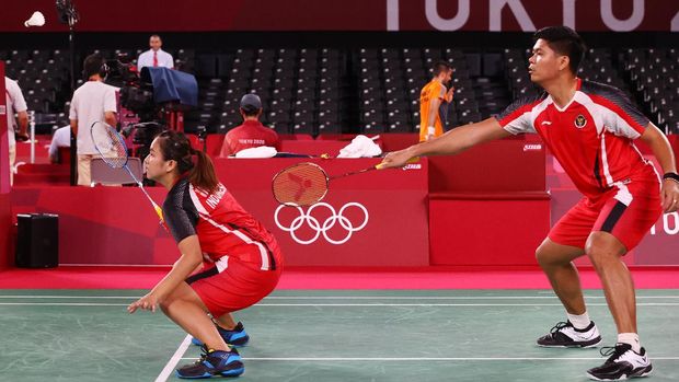 Tokyo 2020 Olympics - Badminton - Mixed Doubles - Group Stage - MFS - Musashino Forest Sport Plaza, Tokyo, Japan – July 26, 2021. Praveen Jordan of Indonesia and Melati Daeva Oktavianti of Indonesia in action during the match against Yuta Watanabe of Japan and Arisa Higashino of Japan. REUTERS/Leonhard Foeger