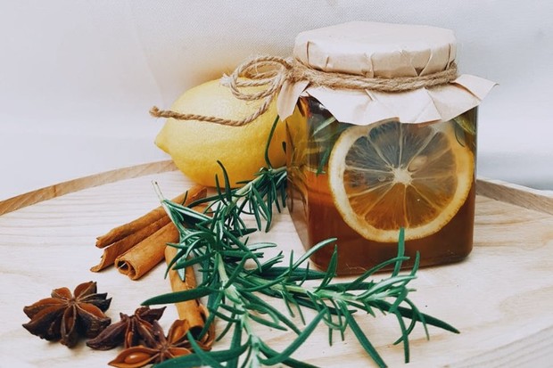 Lemon, kayu manis, bunga lawang, dan rosemari