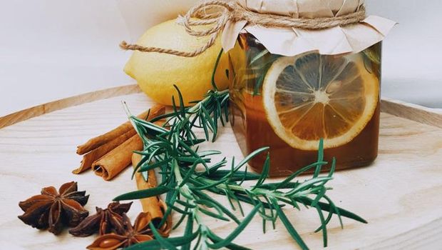 Lemon, kayu manis, bunga lawang, dan rosemari