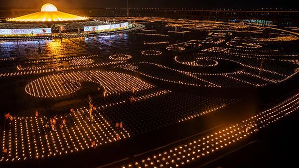 Ribuan Lilin Terangi Kuil Buddha Saat Perayaan Asalha Puja