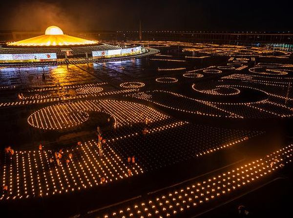 Ribuan Lilin Terangi Kuil Buddha Saat Perayaan Asalha Puja