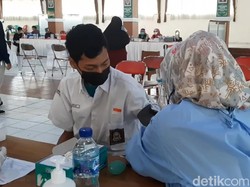 Tekan Corona, Ribuan Santri di Tasik Jalani Vaksinasi