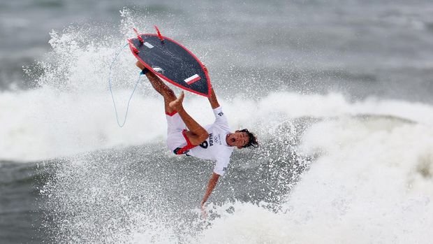 Tokyo 2020 Olympics - Surfing - Men's Shortboard - Round 3 - Tsurigasaki Surfing Beach, Tokyo, Japan - July 26, 2021. Rio Waida of Indonesia in action during Heat 1 REUTERS/Lisi Niesner