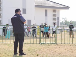 Datangi Tempat Isolasi Warga Terpapar COVID-19, Ini yang Dilakukan Bupati Kediri