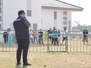 Datangi Tempat Isolasi Warga Terpapar COVID-19, Ini yang Dilakukan Bupati Kediri Datangi Tempat Isolasi Warga Terpapar COVID-19, Ini yang Dilakukan Bupati Kediri