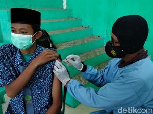 Vaksinasi di Ponpes Al Mizan, Santri: Semoga COVID-19 Segera Hilang