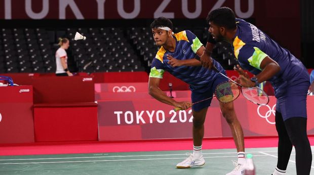 Tokyo 2020 Olympics - Badminton - Men's Doubles - Group Stage - MFS - Musashino Forest Sport Plaza, Tokyo, Japan – July 26, 2021. Satwiksairaj Rankireddy of India and Chirag Shetty of India in action during the match against Marcus Fernaldi Gideon from Indonesia and Kevin Sanjaya Sukamuljo from Indonesia.  REUTERS/Leonhard Foeger