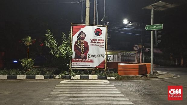 Selain menjadi korban aksi vandalisme coretan 'Open BO', baliho bergambar Ketua DPP PDI Perjuangan, Puan Maharani, yang tersebar di sejumlah daerah di Jawa Timur juga dicoret dengan tulisan 'PKI' dan 'Koruptor'.