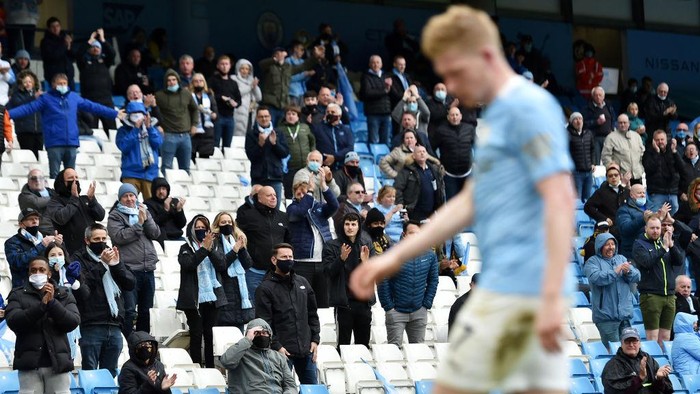 MANCHESTER, ENGLAND - MAY 23: Manchester City fans applaud Kevin De Bruyne of Manchester City as he walks to take a corner during the Premier League match between Manchester City and Everton at Etihad Stadium on May 23, 2021 in Manchester, England. A limited number of fans will be allowed into Premier League stadiums as Coronavirus restrictions begin to ease in the UK. (Photo by Peter Powell - Pool/Getty Images)