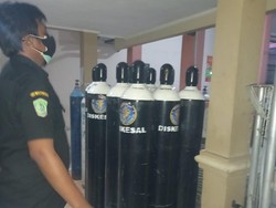 Koarmada II BantuTabung Oksigen ke RSUD dr Haryoto untuk Penanganan COVID-19