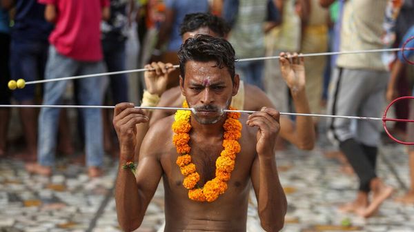 Tak Cuma Indonesia, India Juga Punya Tradisi Seperti Debus