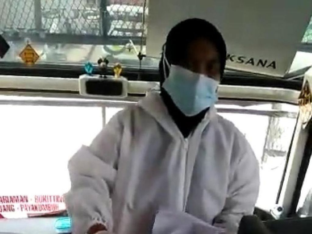 Polisi Usut Viral Wanita Ber-hazmat Jual Surat Bebas COVID di Dalam Bus