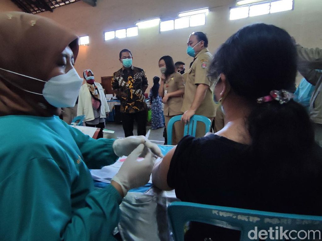 Baru 2,5 Juta Orang Divaksin dari Target 28 Juta, Jateng Ubah Strategi Baru 2,5 Juta Orang Divaksin dari Target 28 Juta, Jateng Ubah Strategi