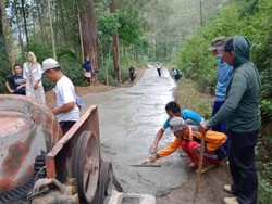 Jalan Rusak Penghubung Dua Kabupaten Diperbaiki dengan Swadaya