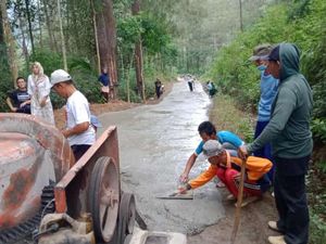 Jalan Rusak Penghubung Dua Kabupaten Diperbaiki dengan Swadaya Jalan Rusak Penghubung Dua Kabupaten Diperbaiki dengan Swadaya