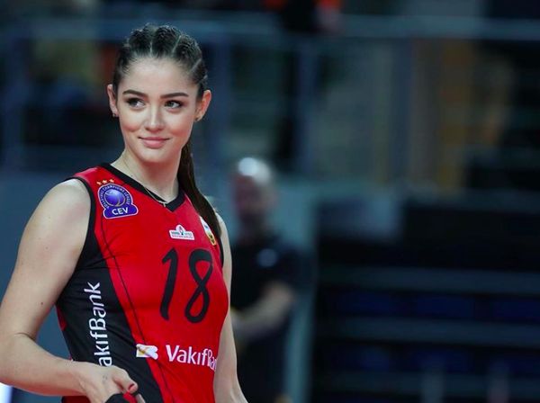 Zehra, Bidadari Voli Turki yang Pukau Netizen