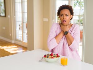 5 Cara Mengatasi Tersedak Makanan Saat Makan Terburu-buru 5 Cara Mengatasi Tersedak Makanan Saat Makan Terburu-buru