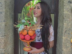 Gaya Agnes Davonar Pakai Batik Turun ke Jalan Berbagi Saat Pandemi Jadi Sorotan