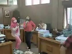 Saat Anggota DPRD Solo Jadikan Ruang Komisi untuk Karaoke-Joget Bersama