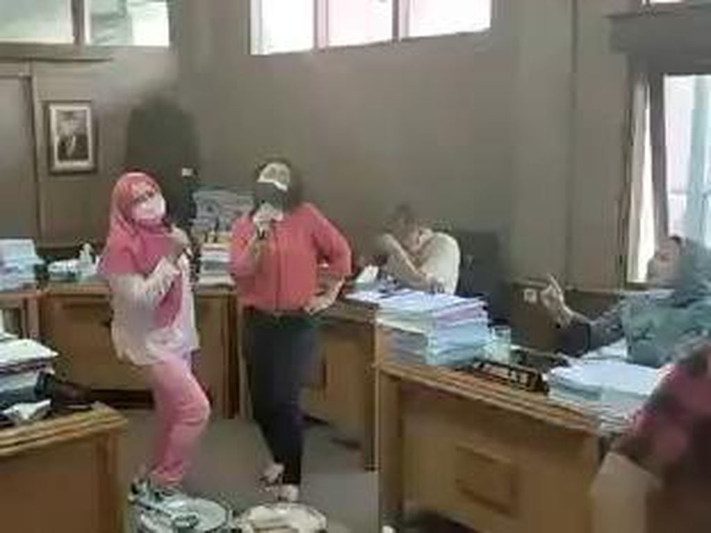 Heboh Anggota DPRD Solo Karaokean-Joget Bareng di Ruang Komisi Heboh Anggota DPRD Solo Karaokean-Joget Bareng di Ruang Komisi