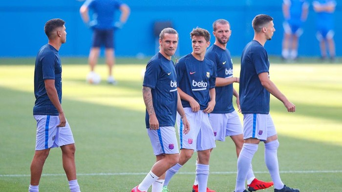 BARCELONA, SPAIN - JULY 24: Antoine Griezmann of FC Barcelona warms up prior the pre-season friendly match between FC Barcelona and Gimnastic de Tarragona at Estadi Johan Cruyff on July 24, 2021 in Barcelona, Spain. (Photo by Eric Alonso/Getty Images)